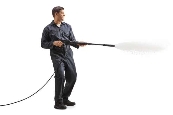 Mężczyzna Mundurze Używający Myjki Ciśnieniowej Izolowanej Białym Tle — Zdjęcie stockowe
