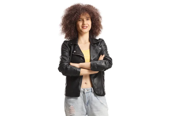 Ung Kaukasiska Kvinna Med Afro Frisyr Bär Skinnjacka Och Jeans — Stockfoto