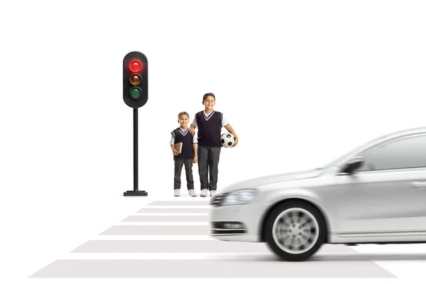 Dois Meninos Escola Wating Semáforos Carro Dirigindo Rua Isolado Fundo — Fotografia de Stock