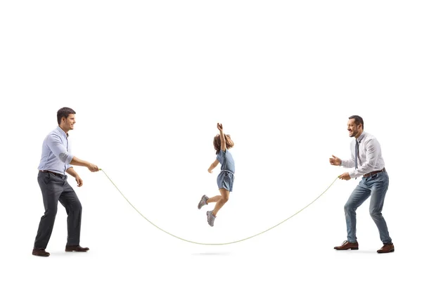 两名男子和一名女孩跳绳时被白色背景隔离的全长镜头 — 图库照片