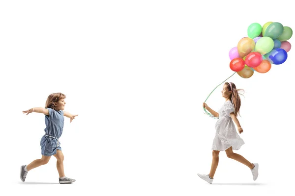 Meisje Met Ballonnen Rennen Naar Een Klein Meisje Geïsoleerd Witte — Stockfoto