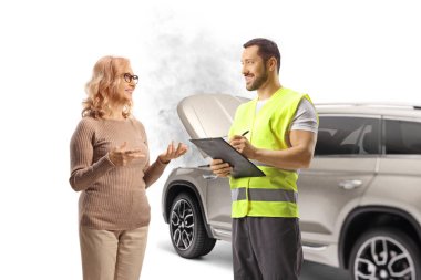 Araba sorunu olan bir kadın beyaz arka planda izole edilmiş bir yol işçisiyle konuşuyor.