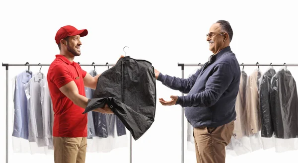 Wäscherin Gibt Einem Reifen Mann Vor Kleiderständern Auf Weißem Hintergrund — Stockfoto