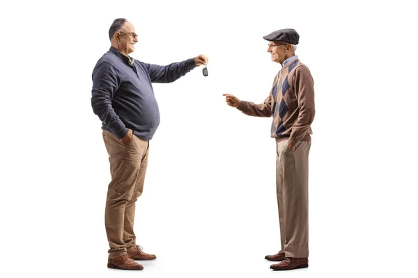 Starší Muž Dává Klíče Auta Staršímu Muži Izolované Bílém Pozadí — Stock fotografie