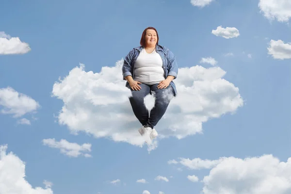 Θηλυκό Θηλυκό Κάθεται Ένα Σύννεφο Στον Γαλάζιο Ουρανό — Φωτογραφία Αρχείου