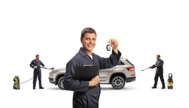 Üniformalı oto yıkama işçileri beyaz arka planda izole edilmiş bir jipi basınç makinesiyle yıkıyorlar.