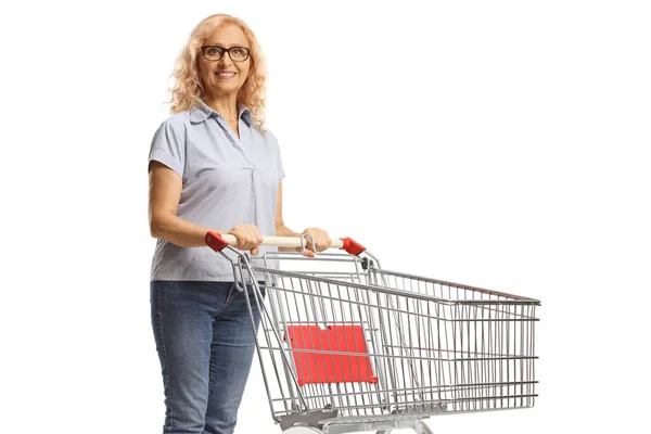 Volwassen Vrouw Met Een Lege Winkelwagen Geïsoleerd Witte Achtergrond — Stockfoto