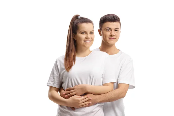 一对穿着睡衣的年轻夫妇站在白色背景的拥抱中的画像 — 图库照片