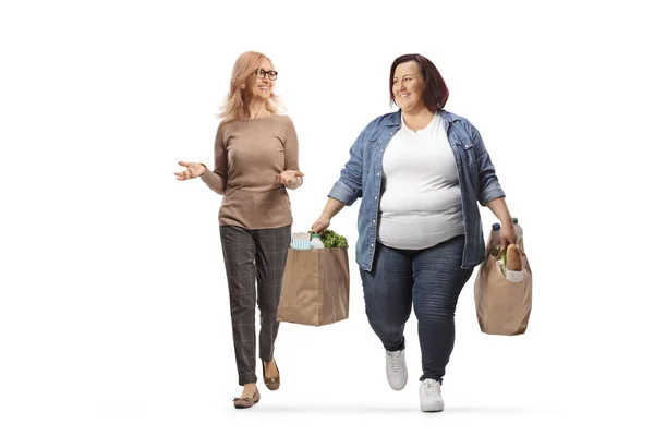 Slanke Overgewicht Vrouw Met Boodschappentassen Lopen Praten Geïsoleerd Witte Achtergrond — Stockfoto