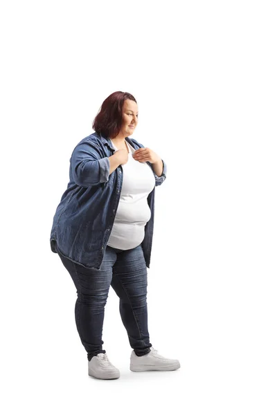 Übergewichtige Junge Frau Fixiert Ihre Kleidung Isoliert Auf Weißem Hintergrund — Stockfoto