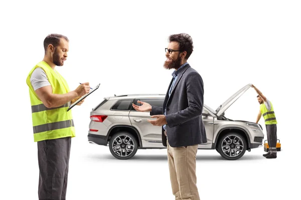 Бородатий Чоловік Обговорює Проблему Автомобіля Агентом Дорожньої Допомоги Ізольовано Білому — стокове фото