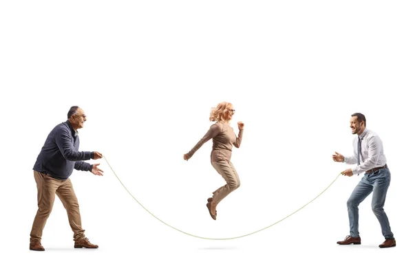 一名女子与两名男子一起玩跳绳时被白色背景隔离的全长镜头 — 图库照片