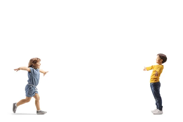 Маленька Дівчинка Біжить Обійняти Хлопчика Ізольовано Білому Фоні — стокове фото