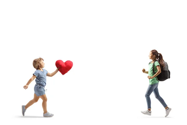 Kırmızı Bir Kalp Taşıyan Küçük Bir Kız Beyaz Bir Grupta — Stok fotoğraf