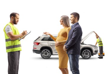 Araba sorunu olan genç bir çift beyaz arka planda izole edilmiş bir yol yardımı ajanıyla konuşuyor.