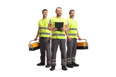 Beyaz arka planda yansıtıcı yelekli yol yardımı çalışanları izole edildi