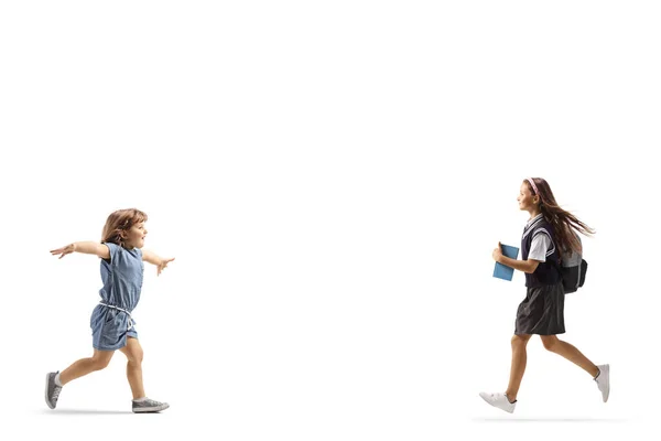 Маленька Дівчинка Біжить Щоб Обійняти Студентку Ізольовано Білому Фоні — стокове фото