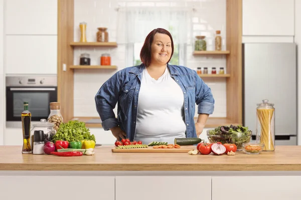 Corpulent Woman Healthy Food Posing Counter Kitchen — Stock Photo, Image
