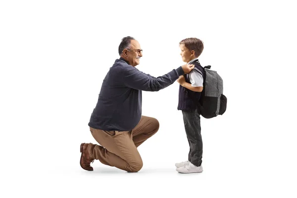 Teljes Hossz Profilkép Egy Nagyapa Segít Egy Fiú Készül Iskolába — Stock Fotó