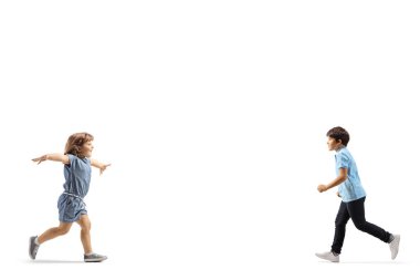 Küçük kız, beyaz arka taraftaki kardeşine sarılmak için koşuyor.