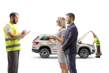 Yol yardımı acentesi bir belge yazıyor ve White Backgroun 'da izole edilmiş bir çiftle konuşuyor