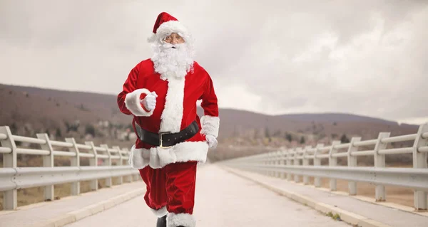Babbo Natale Corre Attraverso Ponte Una Giornata Nuvolosa — Foto Stock