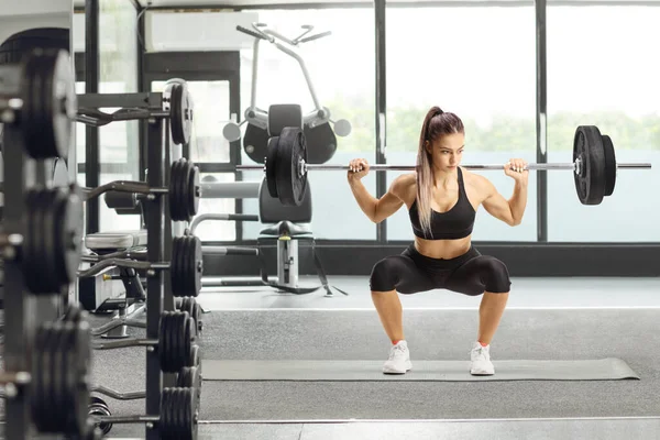 Vrouwelijke Bodybuilder Knielt Met Zware Gewichten Sportschool — Stockfoto