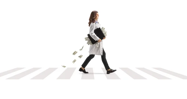 Junge Ärztin Läuft Mit Aktentasche Voller Geld Einem Fußgängerüberweg Isoliert — Stockfoto