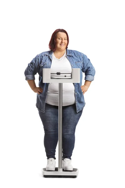 白い背景に隔離された医療規模で計量太りすぎの女性 — ストック写真