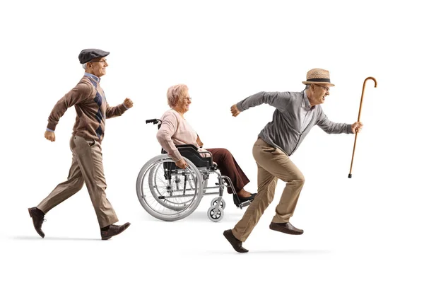 Senior Muži Běží Starší Žena Invalidním Vozíku Izolované Bílém Pozadí — Stock fotografie