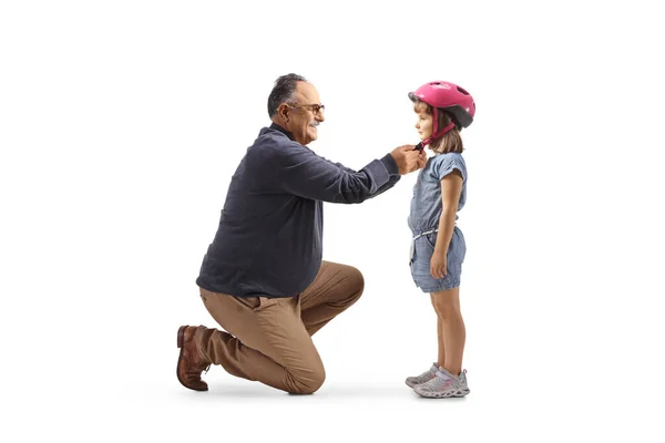 Avô Colocando Capacete Uma Menina Isolada Fundo Branco — Fotografia de Stock
