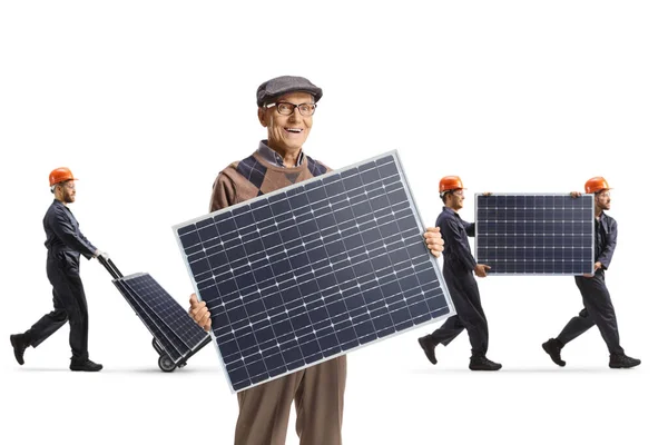 Hombre Mayor Sosteniendo Panel Fotovoltaico Trabajadores Llevando Paneles Parte Posterior —  Fotos de Stock