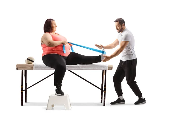Fysiotherapeut Helpt Een Vrouw Met Overgewicht Die Traint Met Een — Stockfoto