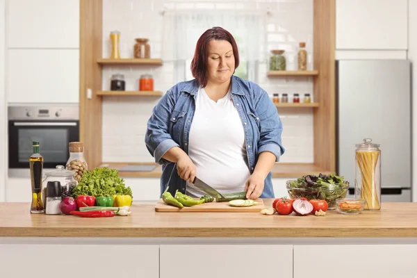 Överviktig Kvinna Skär Grönsaker Köksbänk Och Förbereda Sallad — Stockfoto