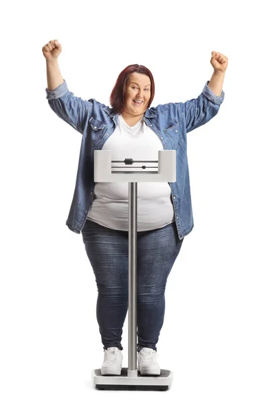体重計で体重を量り 白い背景に孤立した幸せを妊娠する太りすぎの女性 — ストック写真