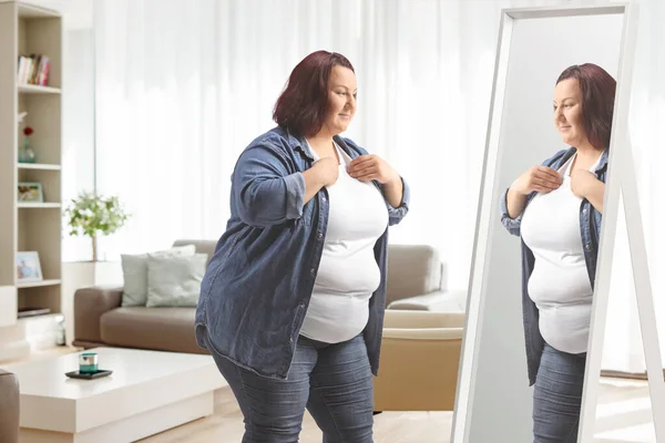 Übergewichtige Junge Frau Steht Hause Vor Spiegel — Stockfoto