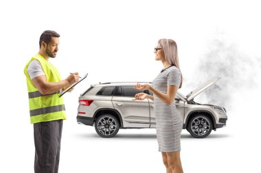 Yol yardım acentesi bir belge yazmak ve beyaz arka grubunda izole bir SUV ile bir kadınla konuşmak