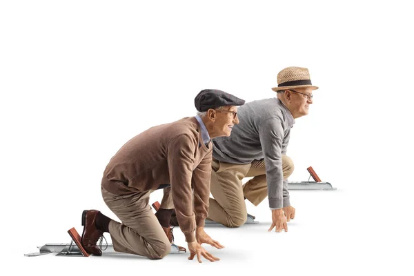 Полный Профиль Снимок Пожилых Мужчин Стоящих Коленях Стартовых Блоках Готовящихся — стоковое фото