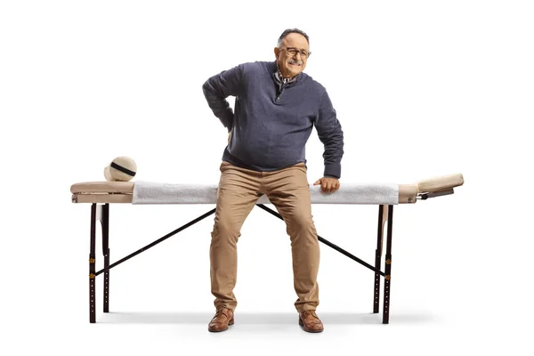Homme Mûr Avec Dos Raide Assis Une Table Massage Isolé — Photo
