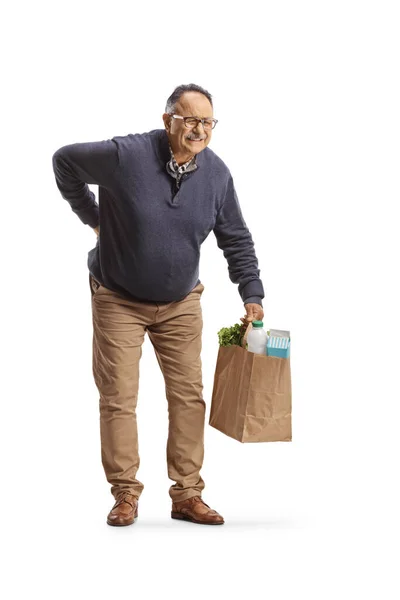 Ältere Mann Mit Einem Steifen Rücken Hält Eine Einkaufstasche Isoliert — Stockfoto