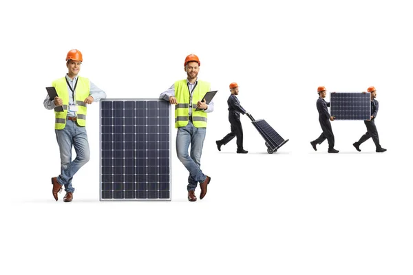 Ingenieros Apoyados Panel Fotovoltaico Trabajadores Con Paneles Parte Posterior Aislados —  Fotos de Stock