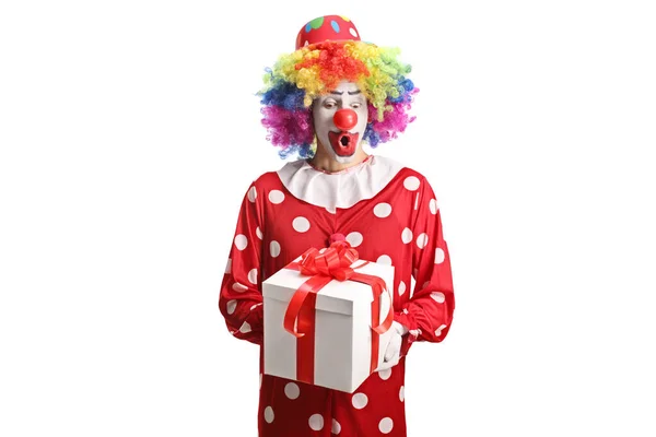 Клоун Червоному Костюмі Тримає Подарункову Коробку Ізольовано Білому Тлі — стокове фото