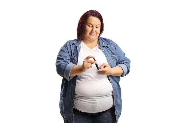 白い背景に隔離された指にインスリンペンを使用して太りすぎの若い女性 — ストック写真