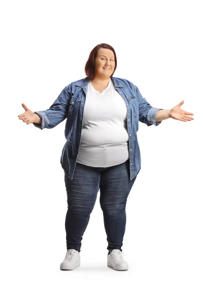 Übergewichtige Junge Frau Lässiger Kleidung Stehend Und Gestikulierend Hände Isoliert — Stockfoto