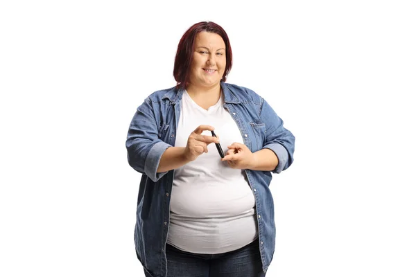 Overgewicht Jonge Vrouw Porren Vinger Met Een Insuline Pen Geïsoleerd — Stockfoto