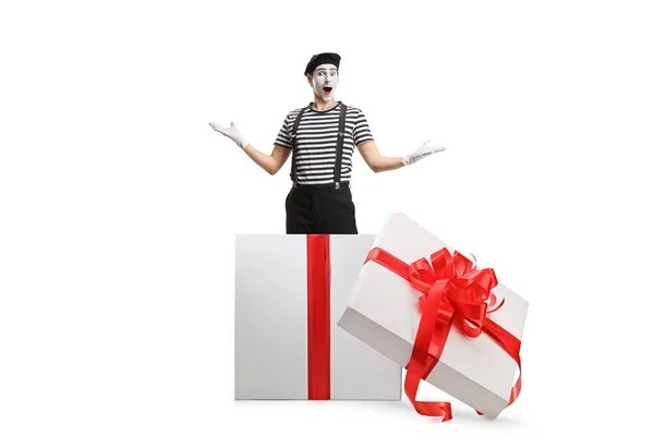 Mime Einem Geschenkkarton Der Eine Überraschung Auf Weißem Hintergrund Vorführt — Stockfoto