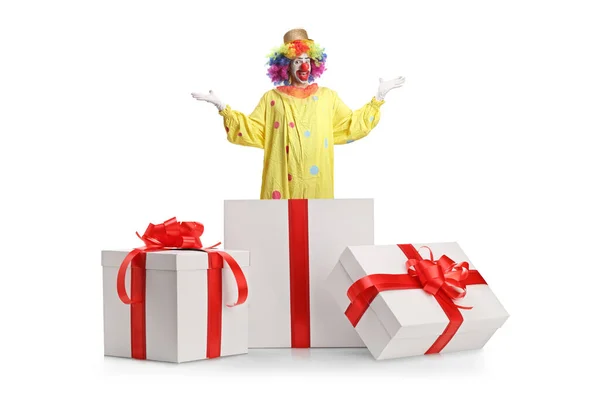 Clown Inuti Nuvarande Låda Utför Överraskning Isolerad Vit Bakgrund — Stockfoto