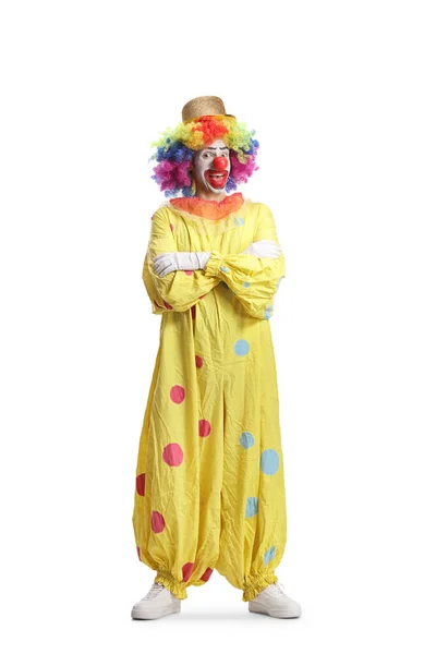 Полный Портрет Клоуна Жёлтой Одежде Позирующего Скрещенными Руками Белом Фоне — стоковое фото