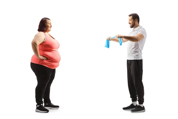 一位体能训练师的全长简介照片 他向一位因白人背景而被隔离的肥胖年轻女子展示了一项运动 — 图库照片