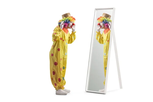 Badut Dengan Kostum Kuning Berdiri Depan Cermin Terisolasi Pada Latar — Stok Foto